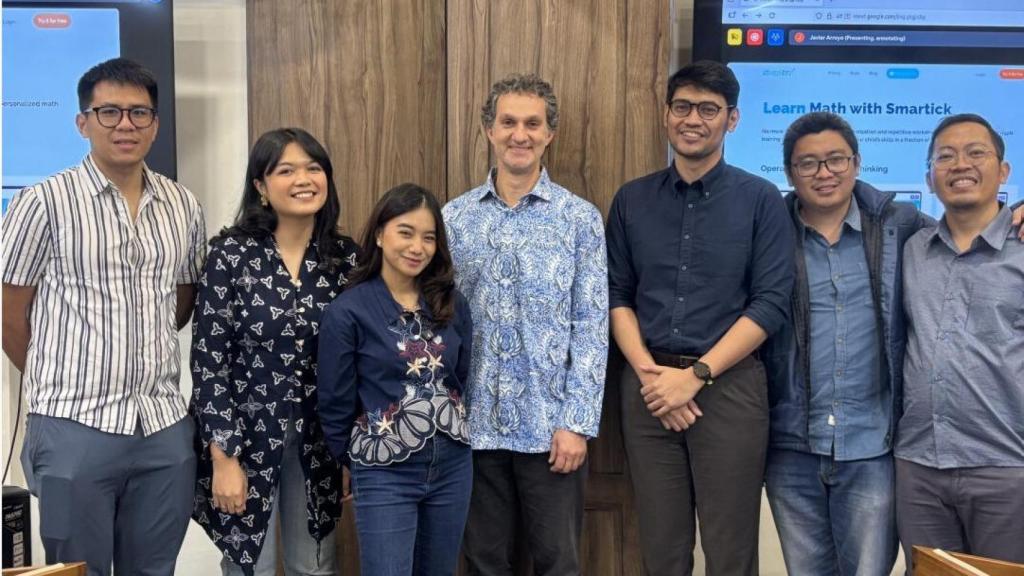 Javier Arroyo, cofundador de Smartick, con el equipo de Indonesia.