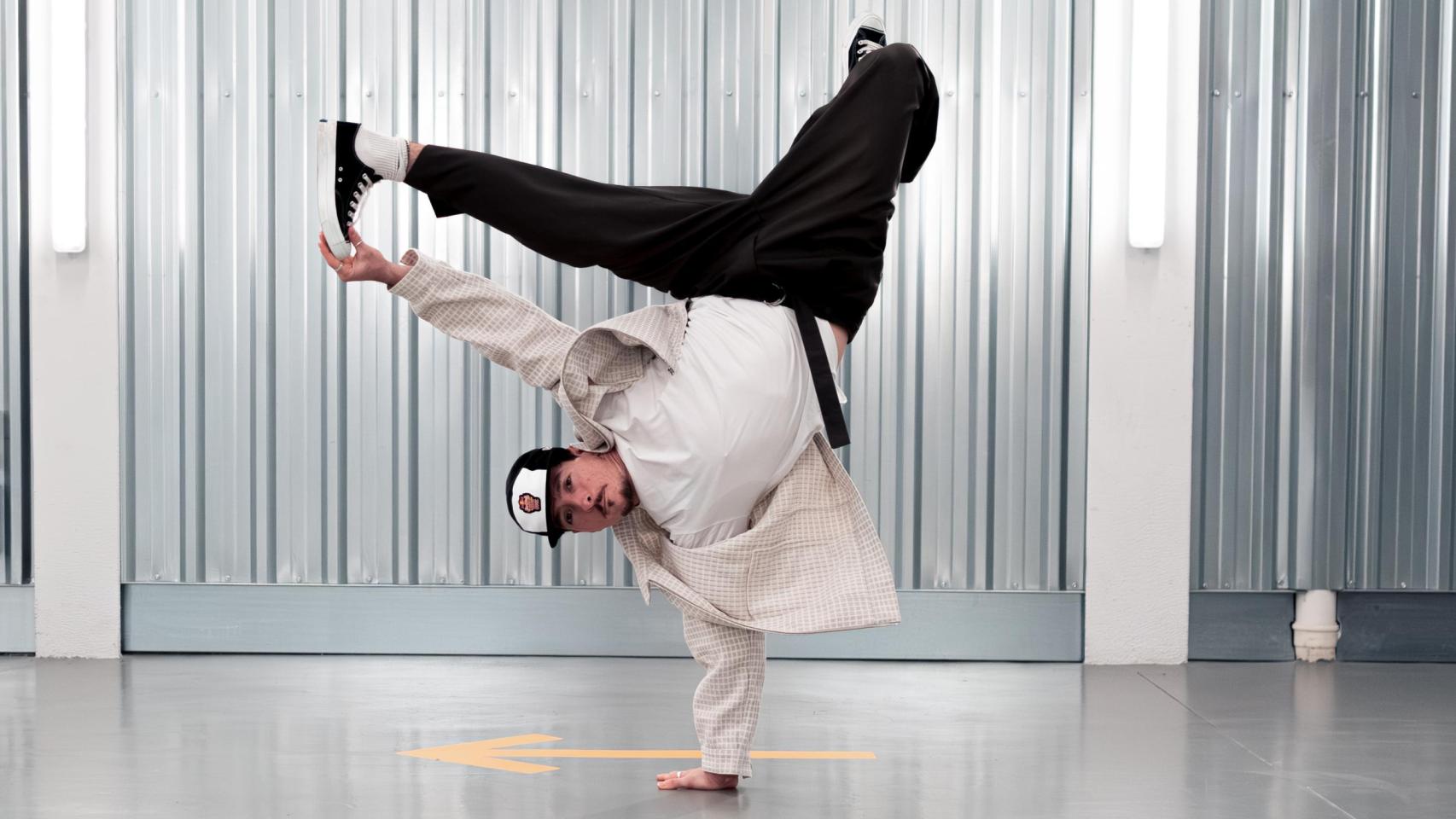 Xak realiza una acrobacia de break.