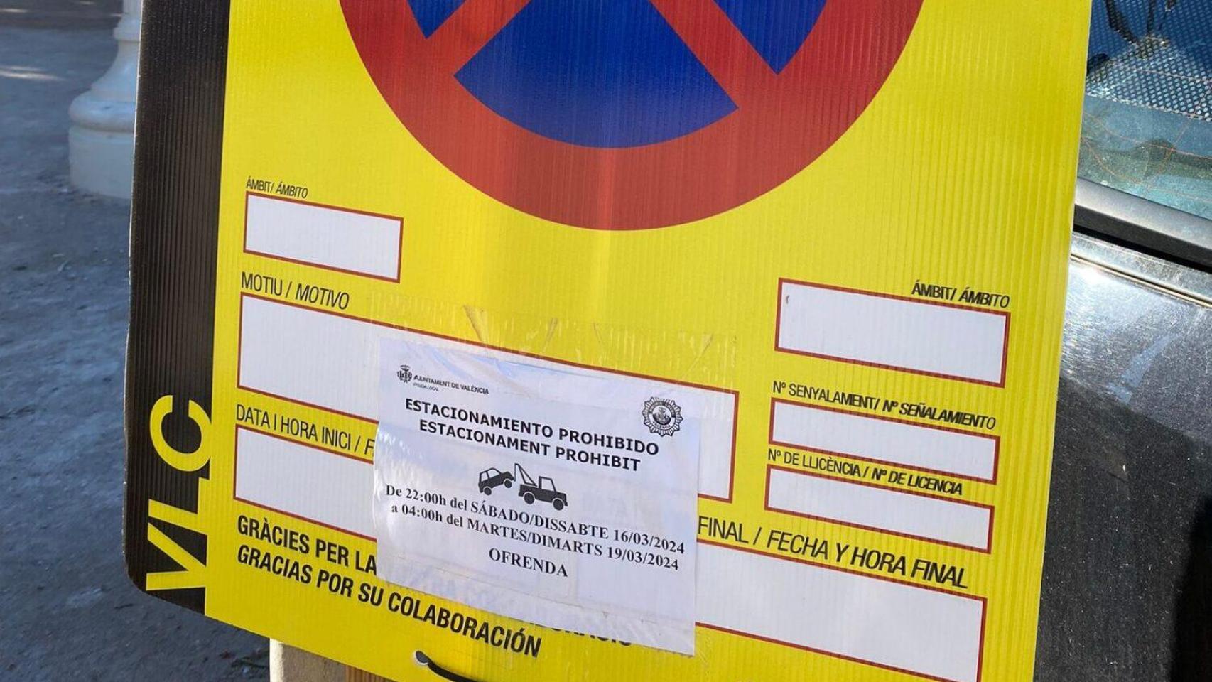 Señal que prohíbe aparcar en Valencia por las Fallas.