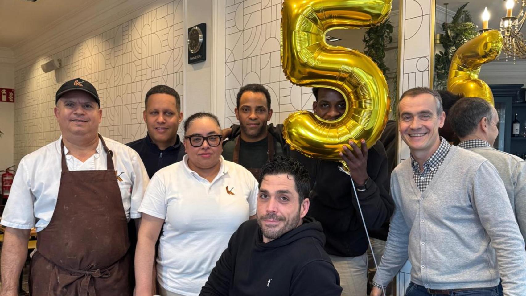 Una de las terrazas más famosas de Santiago cumple 5 años: Gastas poco y comes comida casera