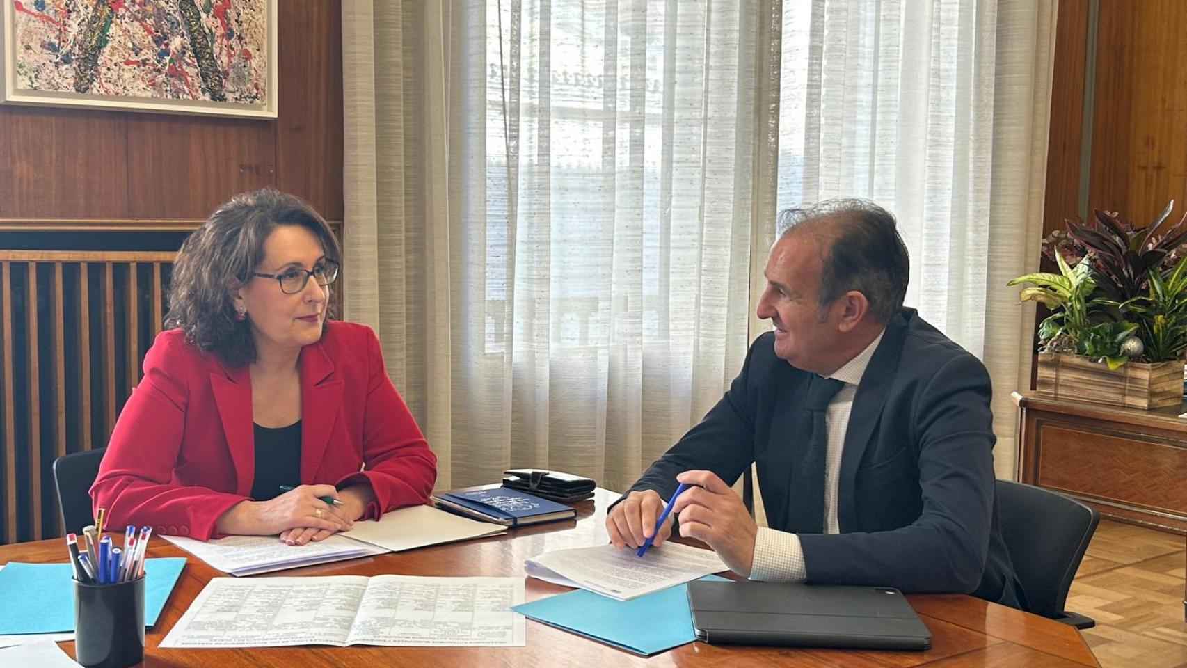 El portavoz del PP, Ángel Lorén, junto a la portavoz de Vox, Eva Torres.