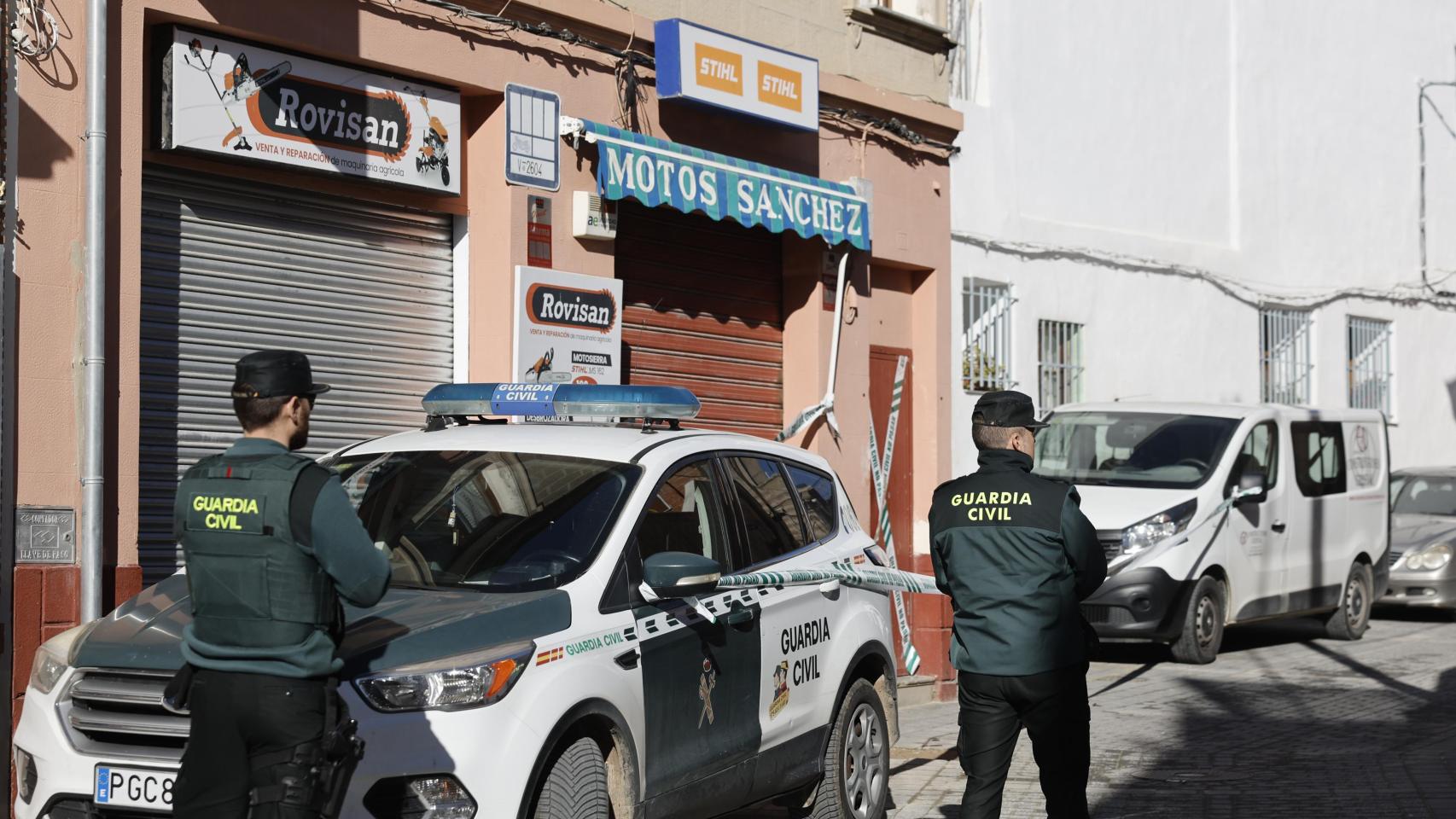 Vista del taller y de a casa familiar de la víctima, un hombre 49 años, al que su pareja ha prendido fuego en Chiva (Valencia). Efe /  Kai Försterling