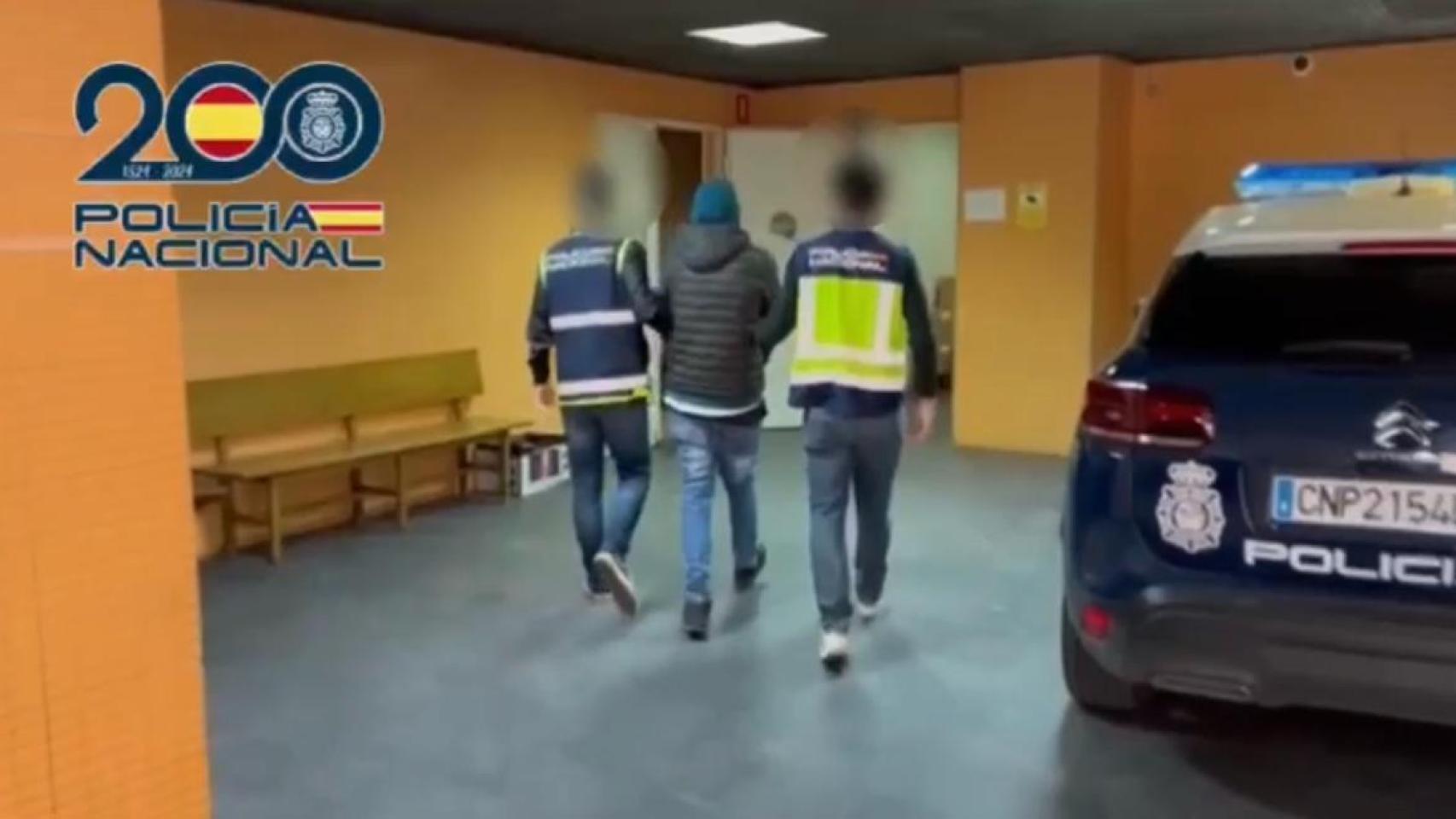 Imagen de la detención de uno de ellos.