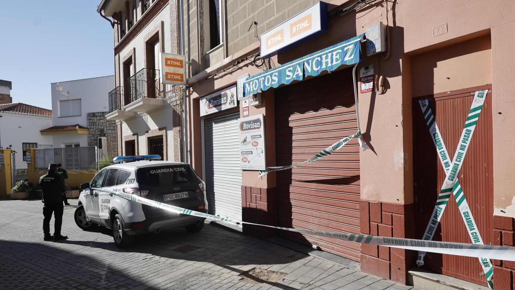 Vista del taller y de la casa familiar de la víctima, al que su pareja ha prendido fuego en Chiva (Valencia). Efe / Kai Försterling