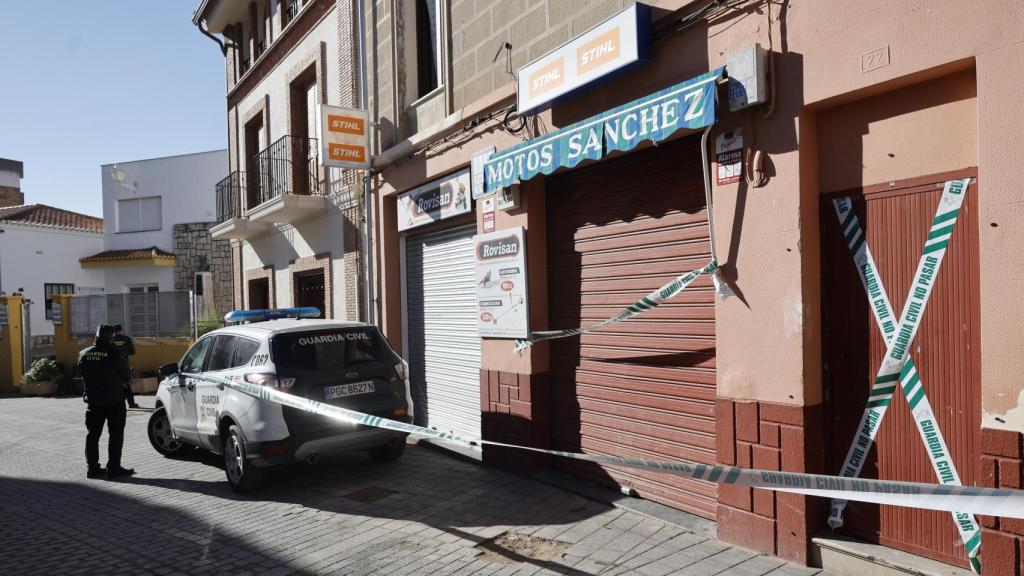 Vista del taller y de la casa familiar de la víctima, al que su pareja ha prendido fuego en Chiva (Valencia). Efe / Kai Försterling