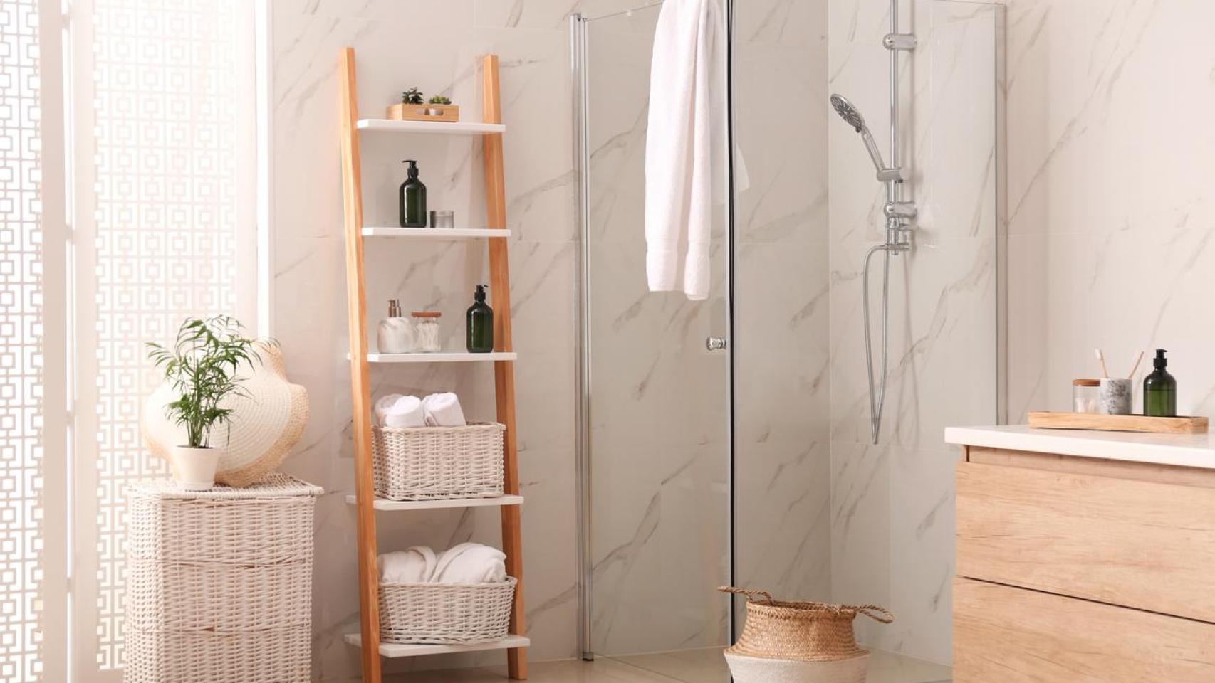 Un baño moderno y reformado.