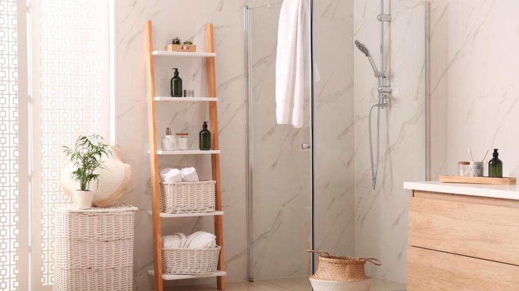 Un baño moderno y reformado.