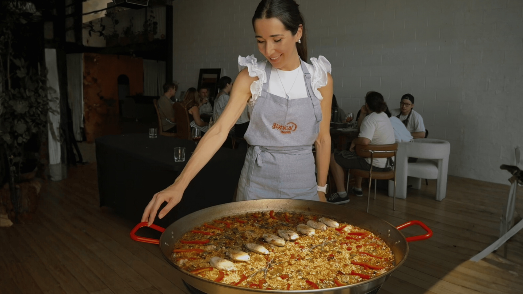 La madrileña Natalia Martínez con una paella en uno de sus eventos de Atypical Spanish en Australia.