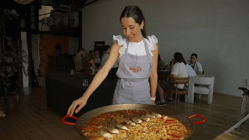 La madrileña Natalia Martínez con una paella en uno de sus eventos de Atypical Spanish en Australia.