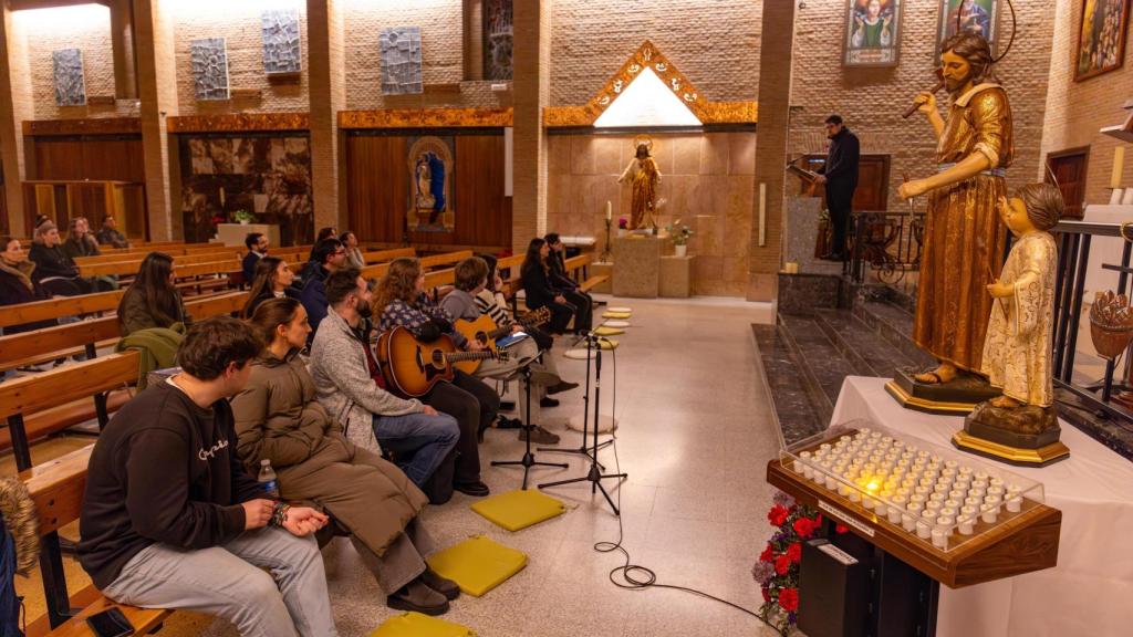 Jóvenes de Hakuna escuchando la homilía durante la 'Hora Santa'.