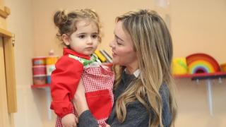 La conselleira de Política Social e Igualdade, Fabiola García, junto a una niña usuaria de escuelas infantiles