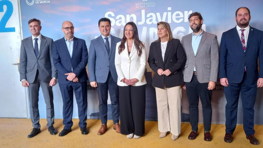 Los alcaldes de los municipios,  junto a la Consejera Carmen Conesa, y el Presidente de Hostetur, Pepe Catalá