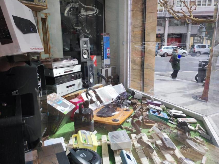 Artículos electrónicos en el escaparate de Sonytel en la avenida de Arteixo.