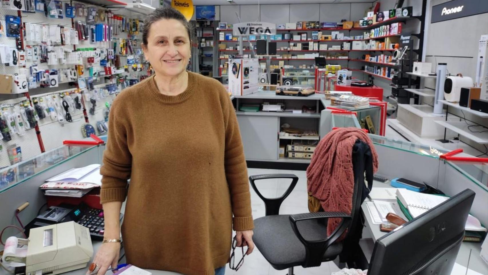 María Sumay, entre los mostradores de Sonytel en A Coruña.