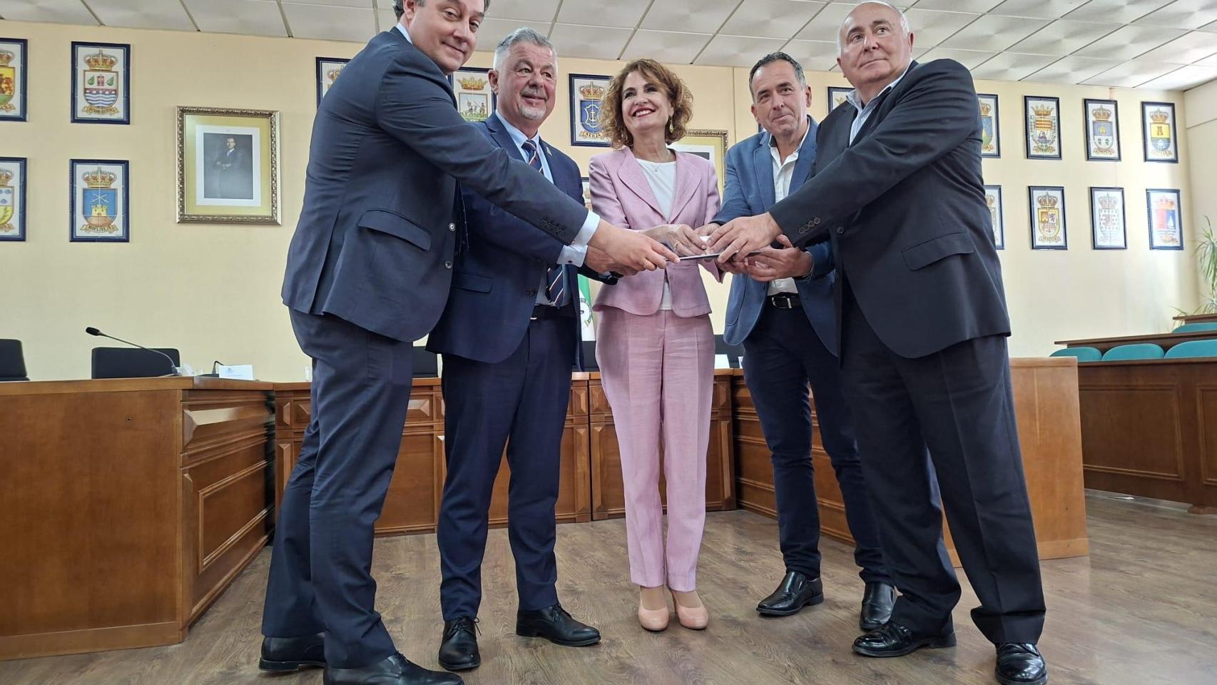 La entrega del anteproyecto de la desaladora al Gobierno de España.