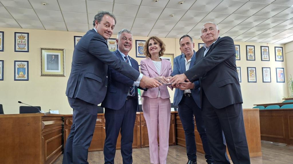 La entrega del anteproyecto de la desaladora al Gobierno de España.