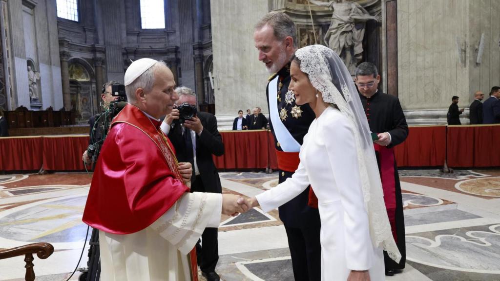 Felipe VI y Letizia junto al Papa León XIV, en una imagen tomada en mayo de 2025.