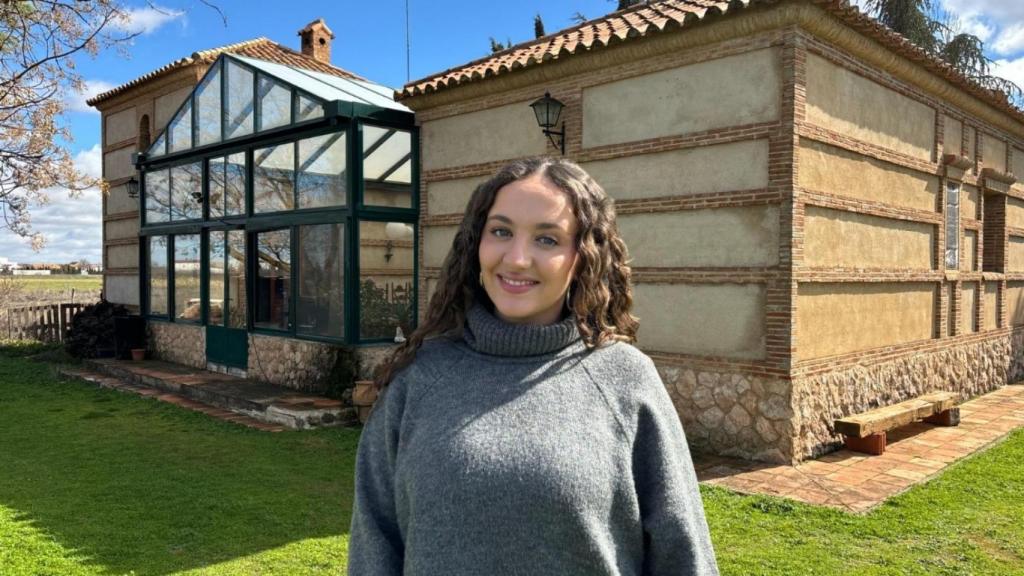 Paz Rodríguez frente al hogar que la ha visto crecer en Carrión de Calatrava.