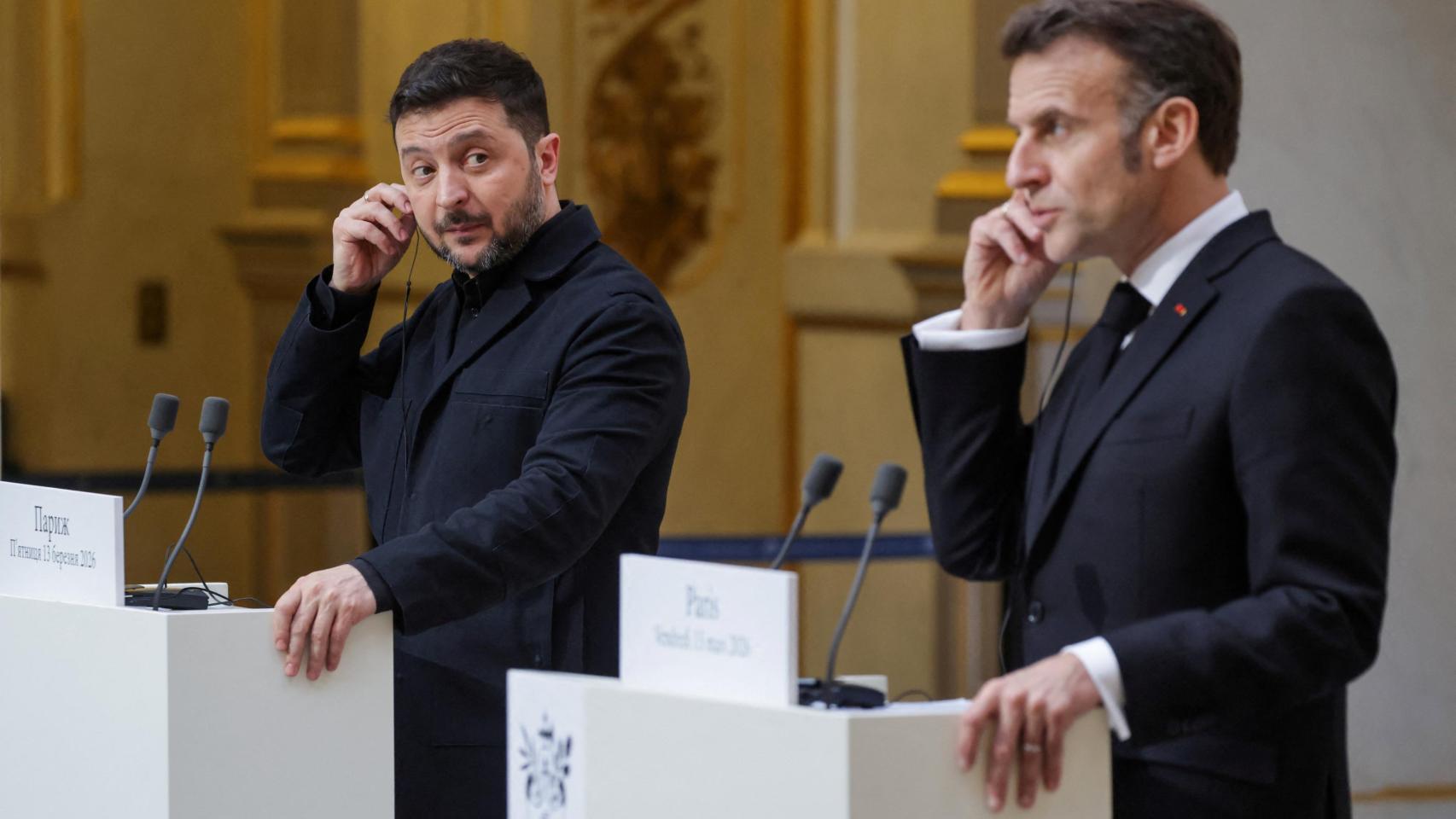 El presidente de Ucrania, Volodímir Zelenski, y su homólogo francés, Emmanuel Macron, durante su rueda de prensa conjunta de este viernes en París