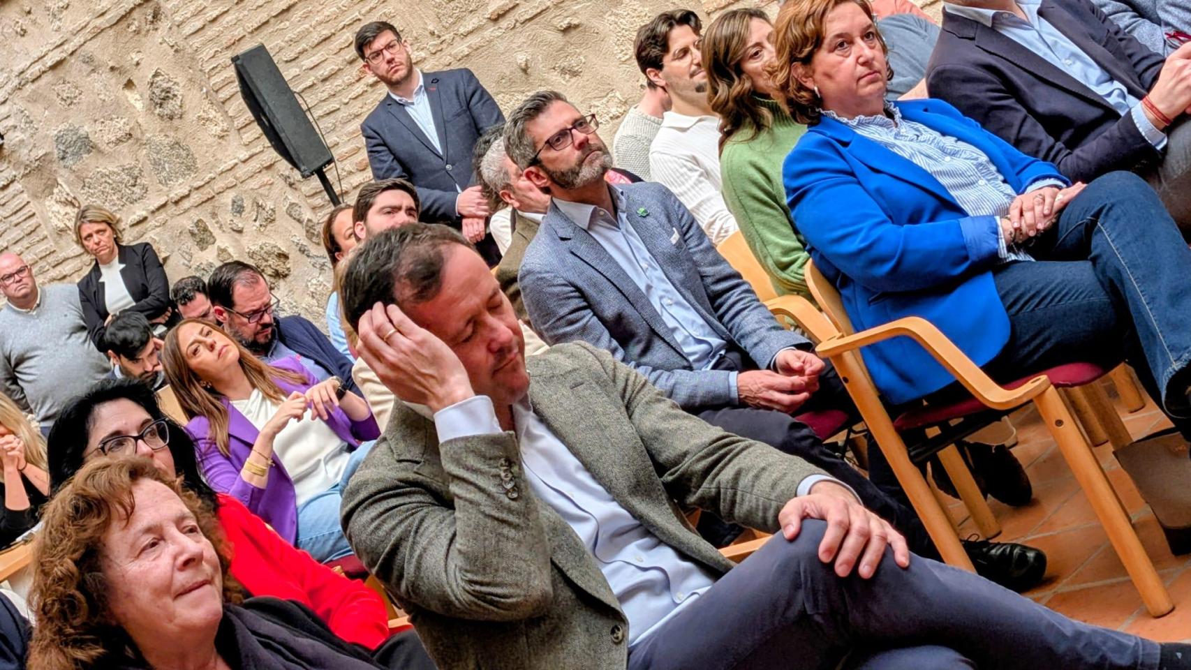 El alcalde de Toledo, Carlos Velázquez, ha recibido el veredicto del comité de expertos en el patio del Ayuntamiento.