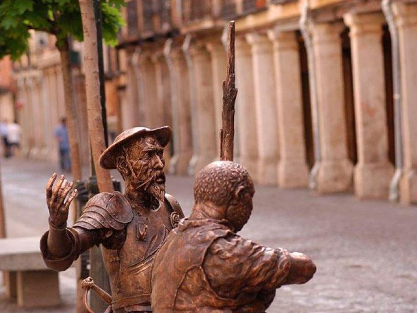 Estatua de Don Quijote y Sancho Panza frente a la casa de Miguel de Cervantes, en Alcalá de Henares.