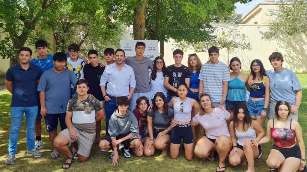 El vicepresidente de la Diputación de Zamora, Víctor López de la Parte y el diputado de Juventud y Deportes, Juan del Canto Sevillano en el Campamento Transfronterizo de 2025.