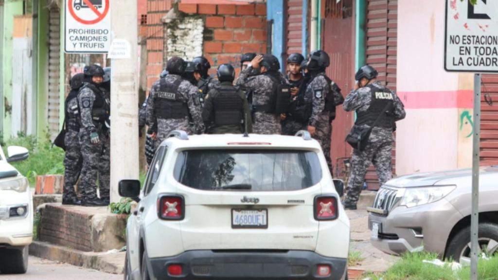 Unidades policiales asaltan la casa donde se ocultaba el narco Sebastián Marset.