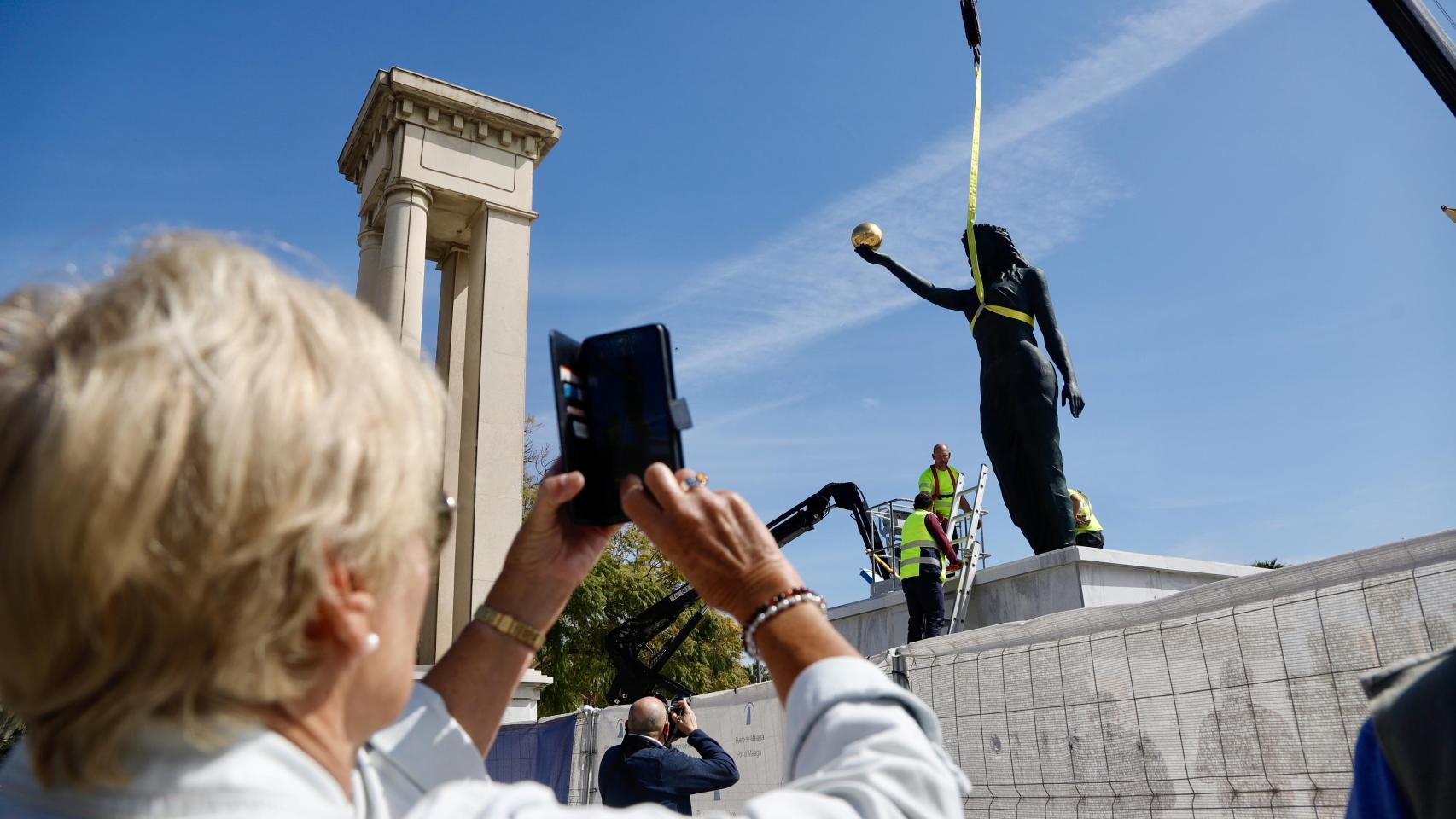 Una turista fotografiando las nuevas esculturas de Puerto de Málaga.