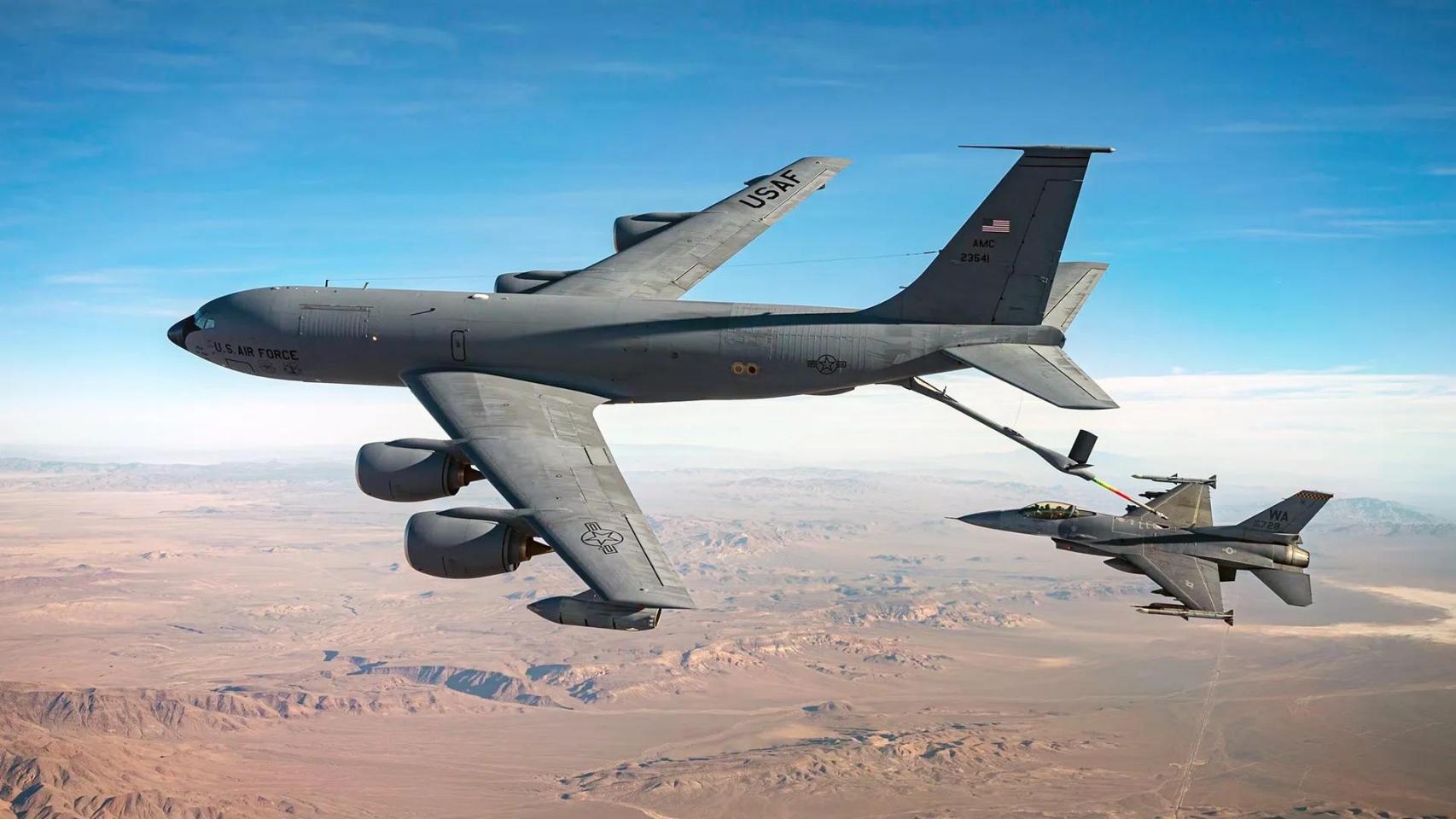 Un avión cisterna KC‑135 de la Fuerza Aérea de EEUU reabasteciendo en vuelo a un caza F‑16.
