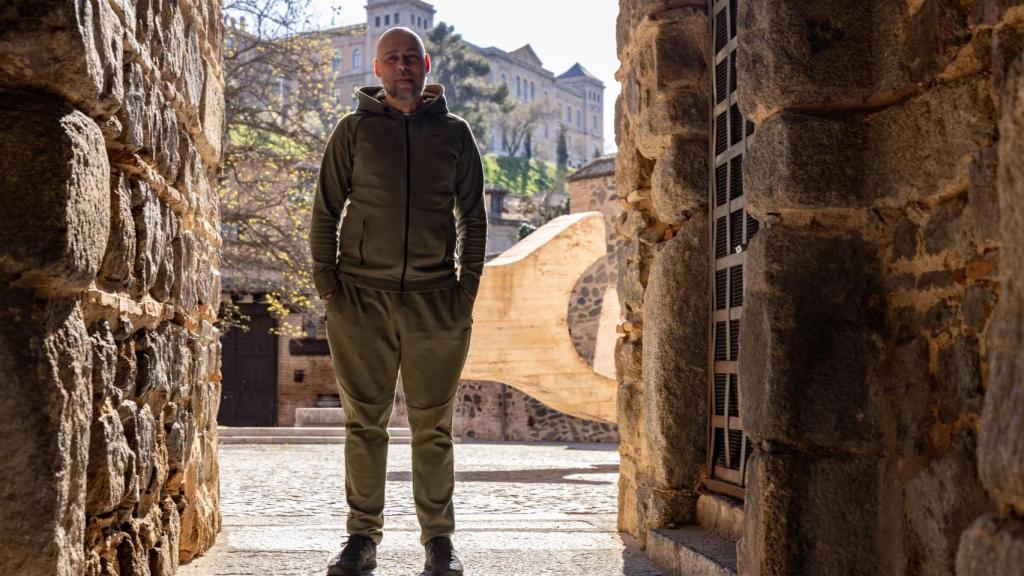 Jony y de fondo la escultura de hormigón de Chillida en Toledo.