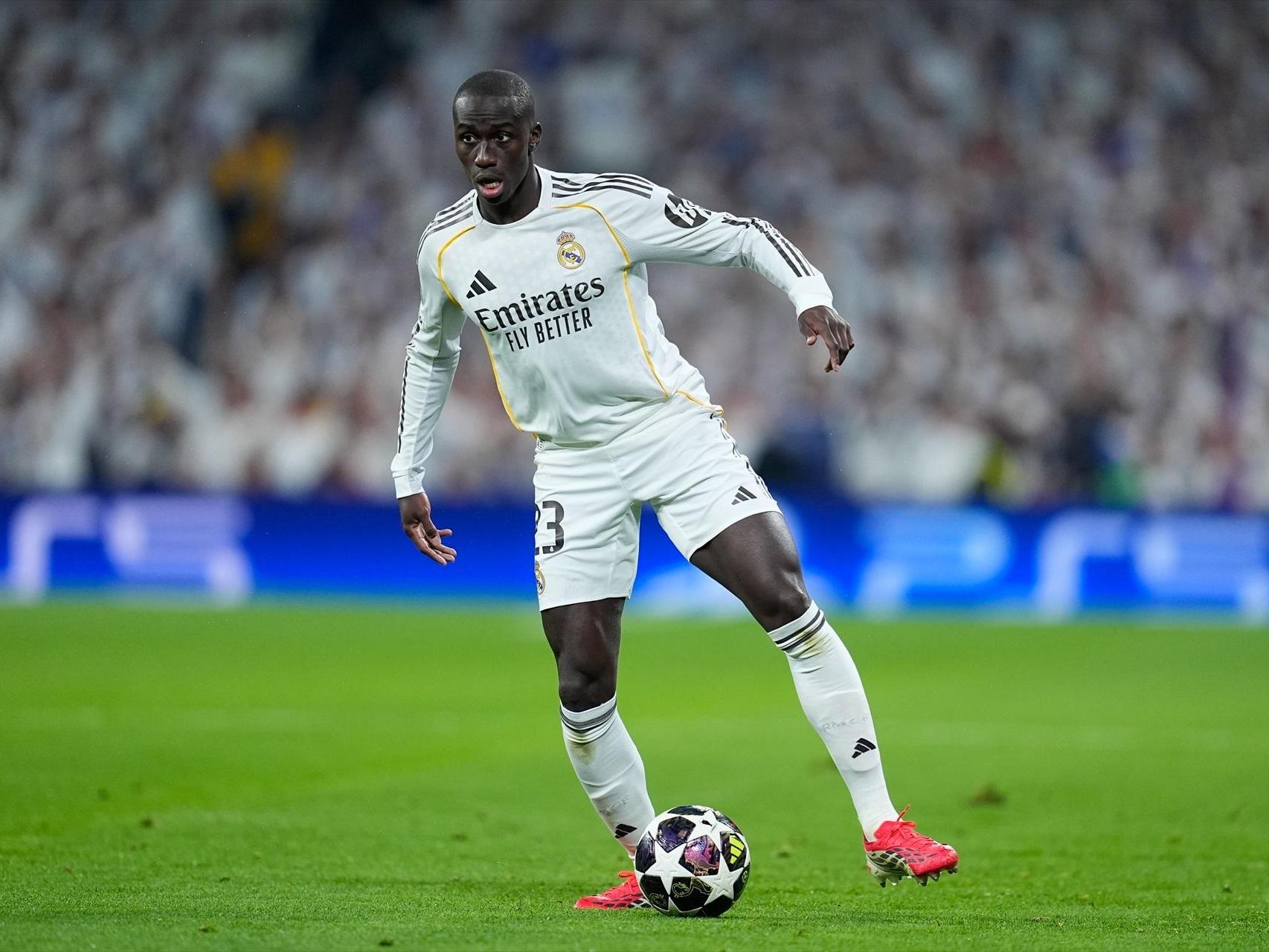 Ferland Mendy, con el balón en los pies durante el partido ante el Manchester City.