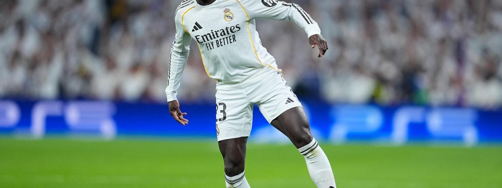 Ferland Mendy, con el balón en los pies durante el partido ante el Manchester City.