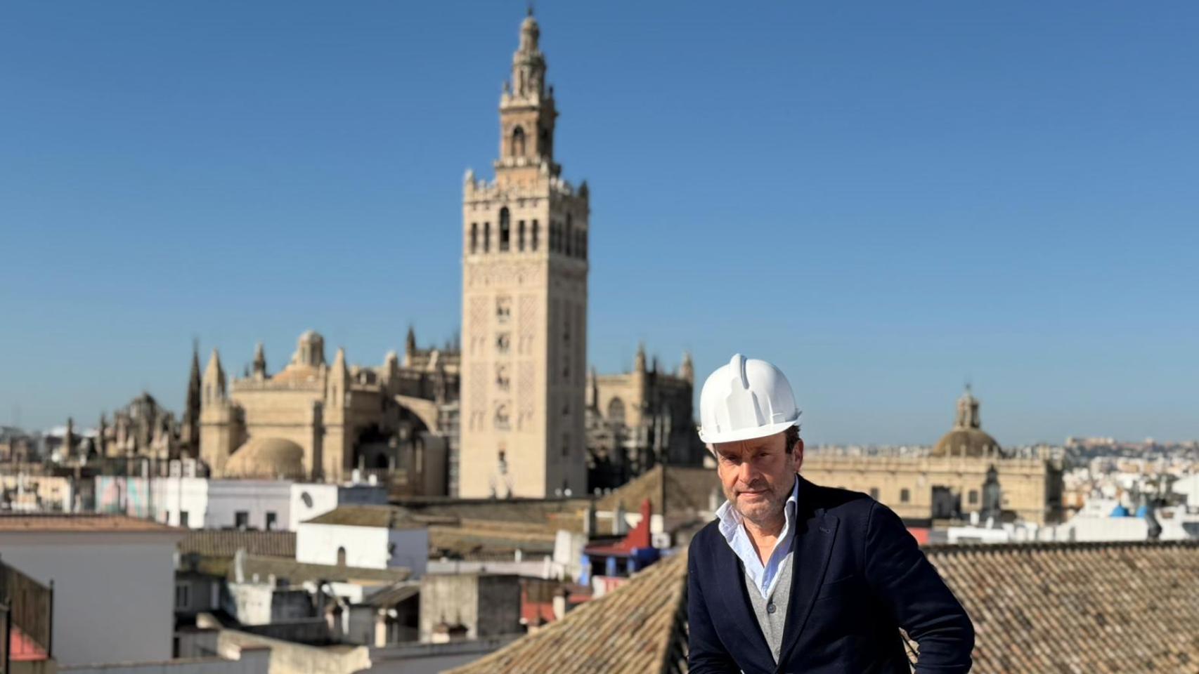 Honorio, el arquitecto, en una de las casas que está reformando en el centro de la ciudad.