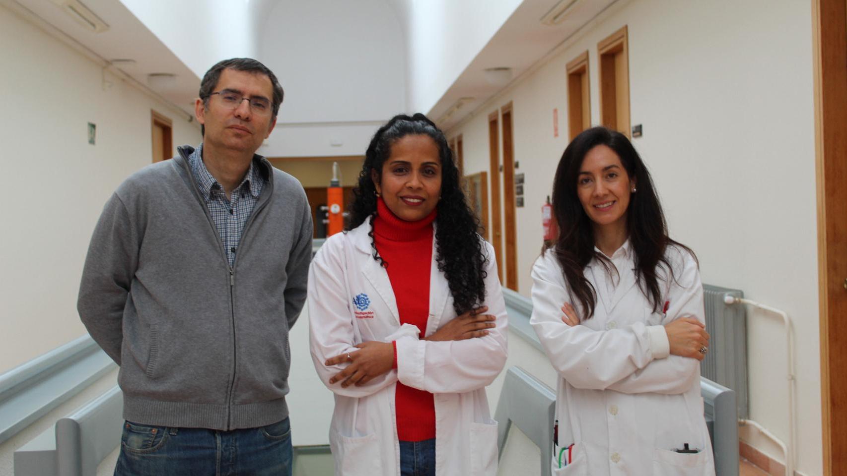 Los investigadores responsables del estudio Miguel Marcos Martín, Maura Lina Rojas Pirela y María Ángeles Pérez Nieto en la Facultad de Medicina de la USAL.