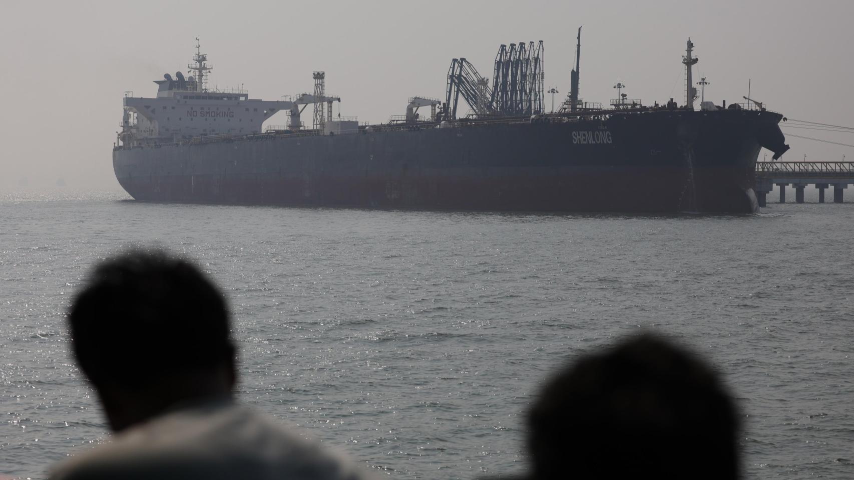 El petrolero Shenlong, con bandera de Liberia, que transporta petróleo crudo de Arabia Saudita a la India a través del estrecho de Ormuz, llega al puerto de Mumbai.