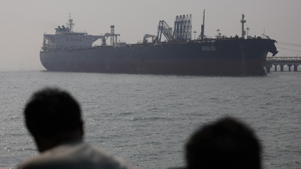 El petrolero Shenlong, con bandera de Liberia, que transporta petróleo crudo de Arabia Saudita a la India a través del estrecho de Ormuz, llega al puerto de Mumbai.