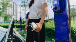 Carga de un vehículo eléctrico.