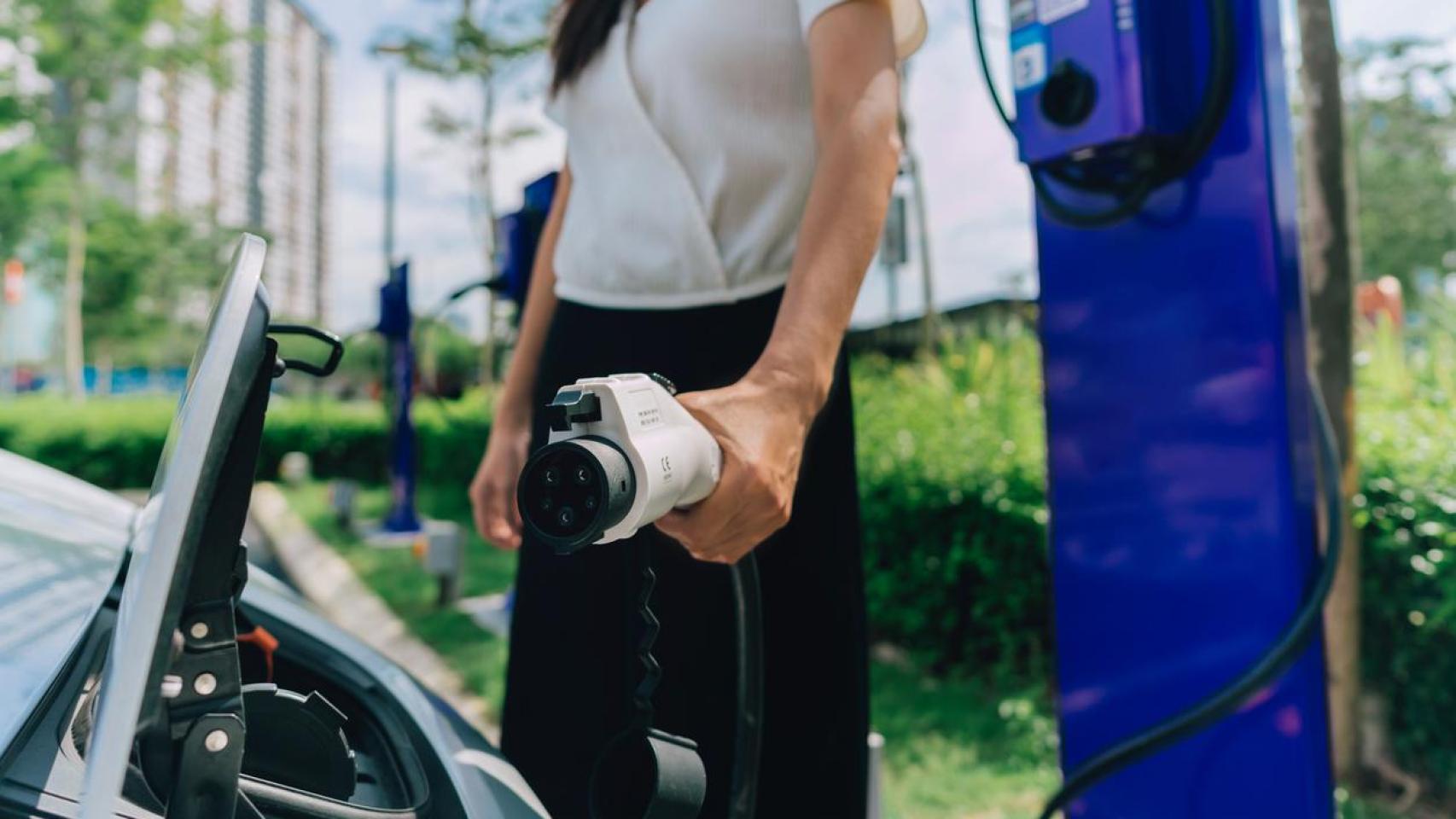 Carga de un vehículo eléctrico.