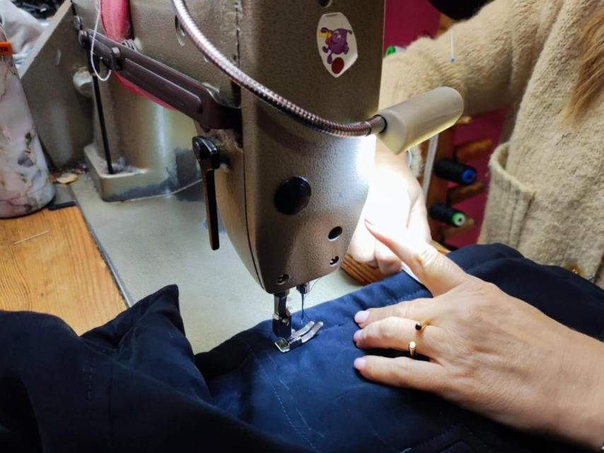 Un arreglo con máquina de coser en el taller In.novate de Cuatro Caminos.