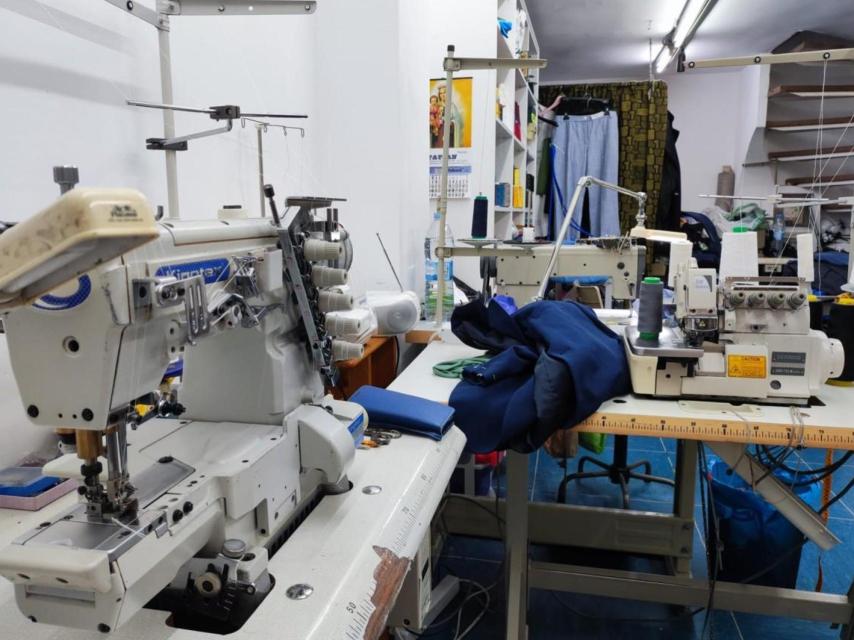 Máquinas de coser en el bajo Carmela la costurera.