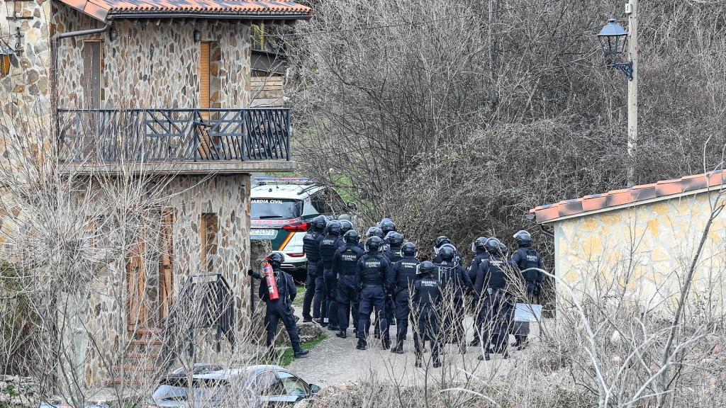Un hombre armado se atrinchera en una vivienda familiar de Villoruebo tras secuestrar a un taxista en Madrid