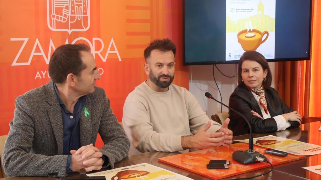 La sopa de ajo toma la Plaza Mayor de Zamora en una jornada solidaria por la lucha contra el cáncer.