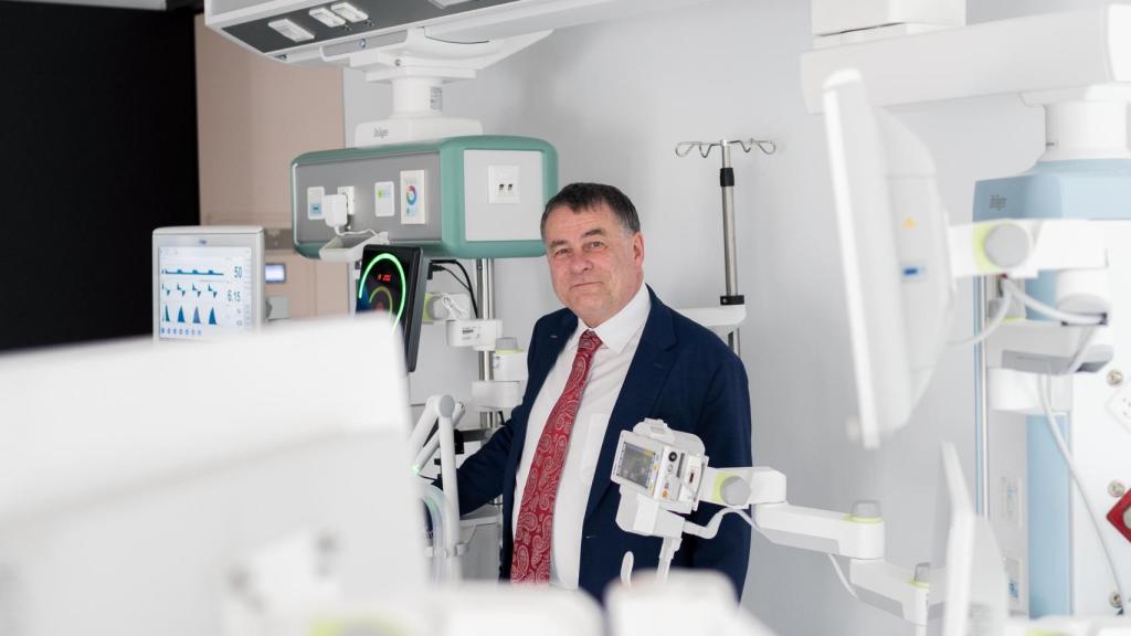 Stefan Dräger posa junto a uno de sus últimos respiradores.