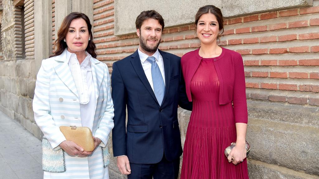 Carmen Martínez-Bordiú junto a su hija, Cynthia Rossi, y el esposo de ésta, el médico Benjamin Roguet.