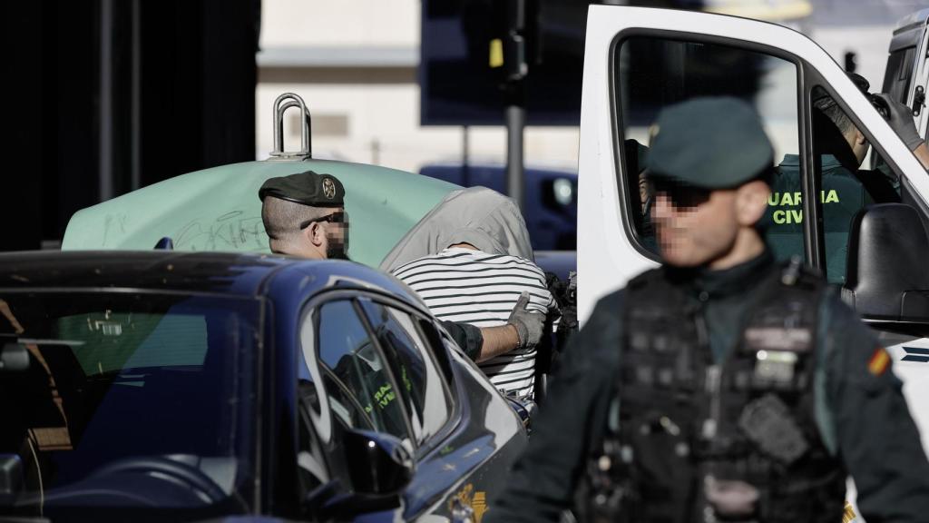 La Guardia Civil registra la casa en València del detenido por el doble crimen de Xilxes. Efe / Manuel Bruque