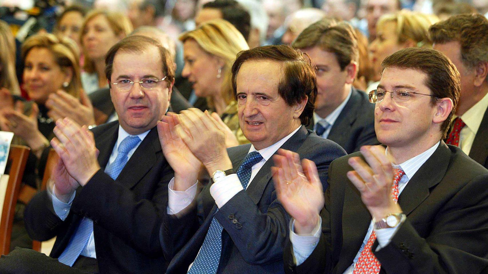 El entonces presidente de la Junta, Juan Vicente Herrera, junto a su predecesor, Juan José Lucas, y su futuro sucesor, Alfonso Fernández Mañueco, en un acto de las elecciones generales de marzo de 2004, en Burgos