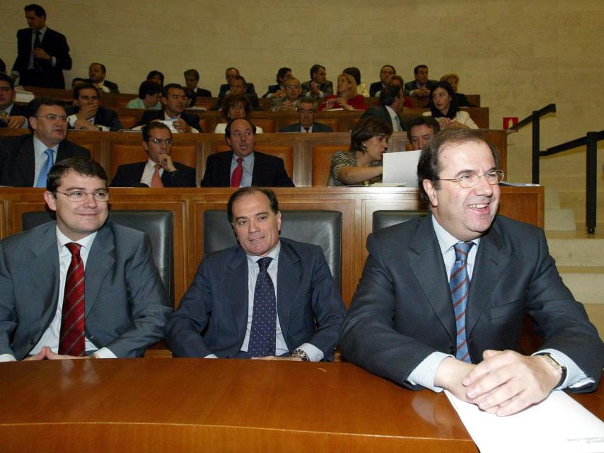 El entonces presidente de la Junta, Juan Vicente Herrera, el vicepresidente, Tomás Villanueva y el consejero de Presidencia, Alfonso Fernández Mañueco, momentos antes de comenzar el debate de investidura del presidente de la Junta de Castilla y León, en julio de 2003