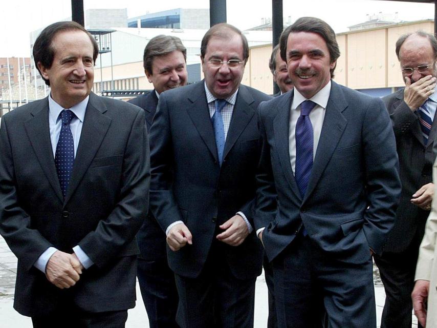 El entonces presidente del Gobierno, José María Aznar, acompañado por Juan Vicente Herrera, Juan José Lucas, Fernández Santiago, León de la Riva e Isaías García Monje, en la II Sesión Plenaria de las Cámaras de Comercio e Industria de Castilla y León celebrado en Valladolid, en febrero de 2004