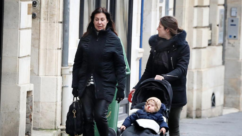Carmen Martínez-Bordiú y Cynthia dando un paseo con el pequeño de la casa.