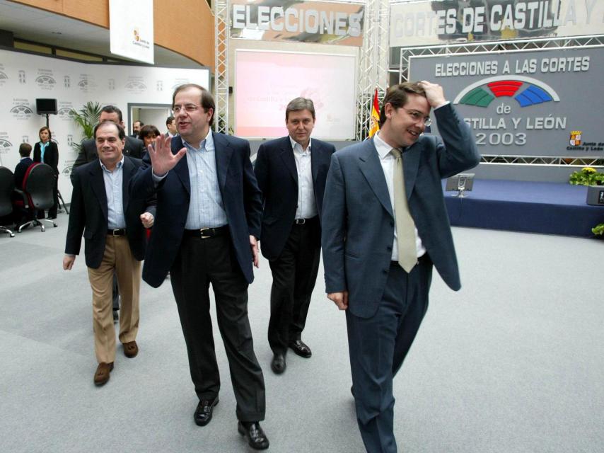 Juan Vicente Herrera, Alfonso Fernández Mañueco, Tomás Villanueva y José Manuel Fernández Santiago atraviesan, a cinco minutos para el cierre de los colegios, el set de prensa instalado en la Consejería de Presidencia, en las elecciones autonómicas de mayo de 2003